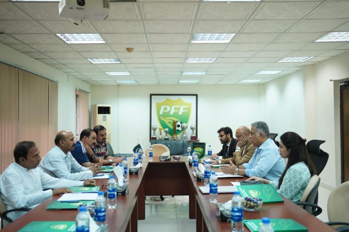 PFF NC, PFRA discuss refereeing development in Pakistan