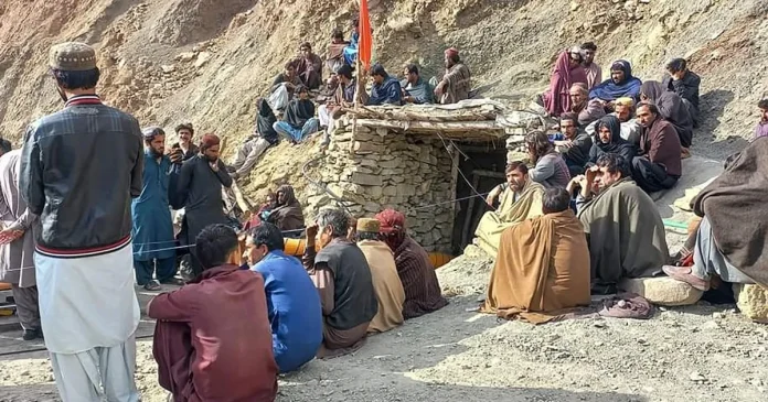 12-workers-buried-in-coal-mine-in-Sanjjadi-area-of-__Lochistan