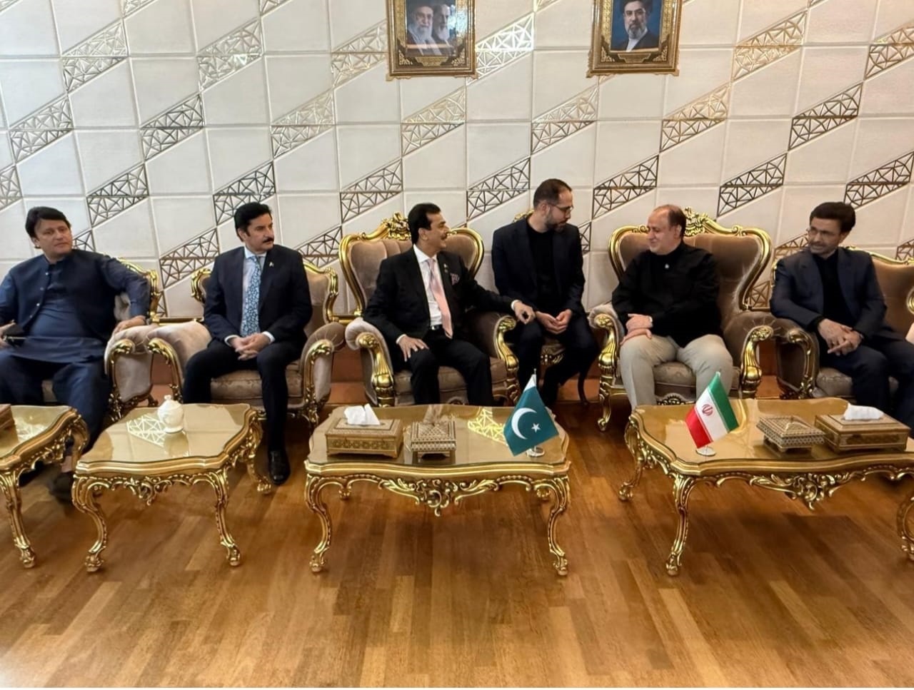 Gilani arrives in Tehran, receives official welcome, guard of honour