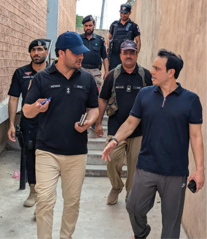 CCPO Peshawar visits border posts, rewards police for foiling terror attack