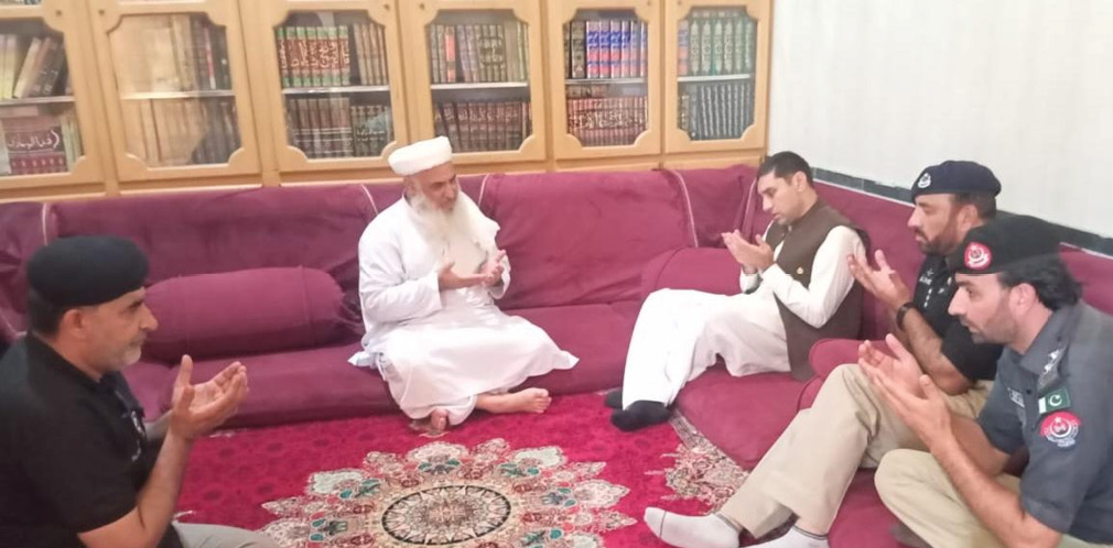 DPO Charsadda pays tribute at Shaheed Maulana Idris , meets Mufti Abdullah Shah