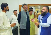 Muzammil pays surprise visit to Peshawar treasury office