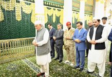 DPM Dar pays respects, offers prayer at Masjid-e-Nabawi