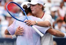 De Minaur beats teen Hewitt