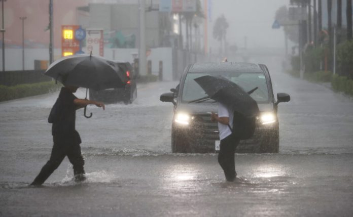 Typhoon-Dujuan-wallops-Japan-Flights-scrapped-evacuations-urged-1200x740